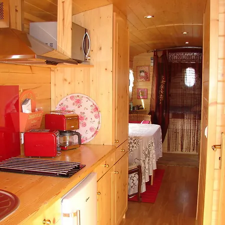 Guest house Et Roulottes Du Grand Puits *