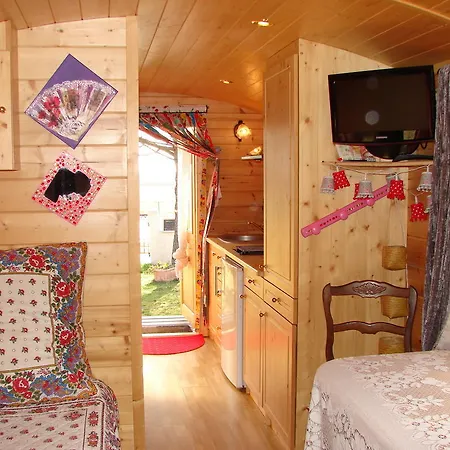 Guest house Et Roulottes Du Grand Puits Saint-Laurent-d'Aigouze