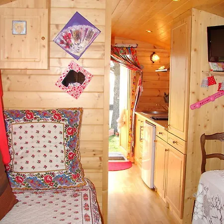 Guest house Et Roulottes Du Grand Puits