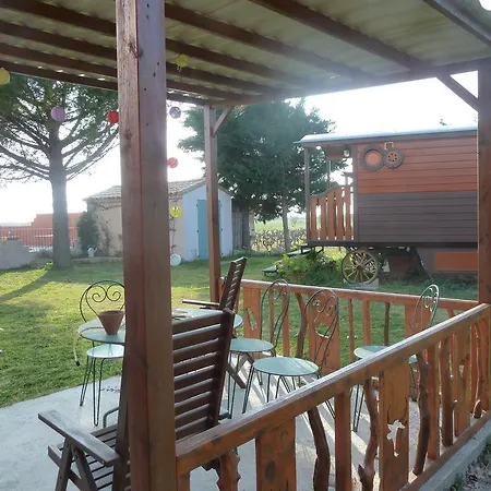 Guest house Et Roulottes Du Grand Puits Saint-Laurent-d'Aigouze